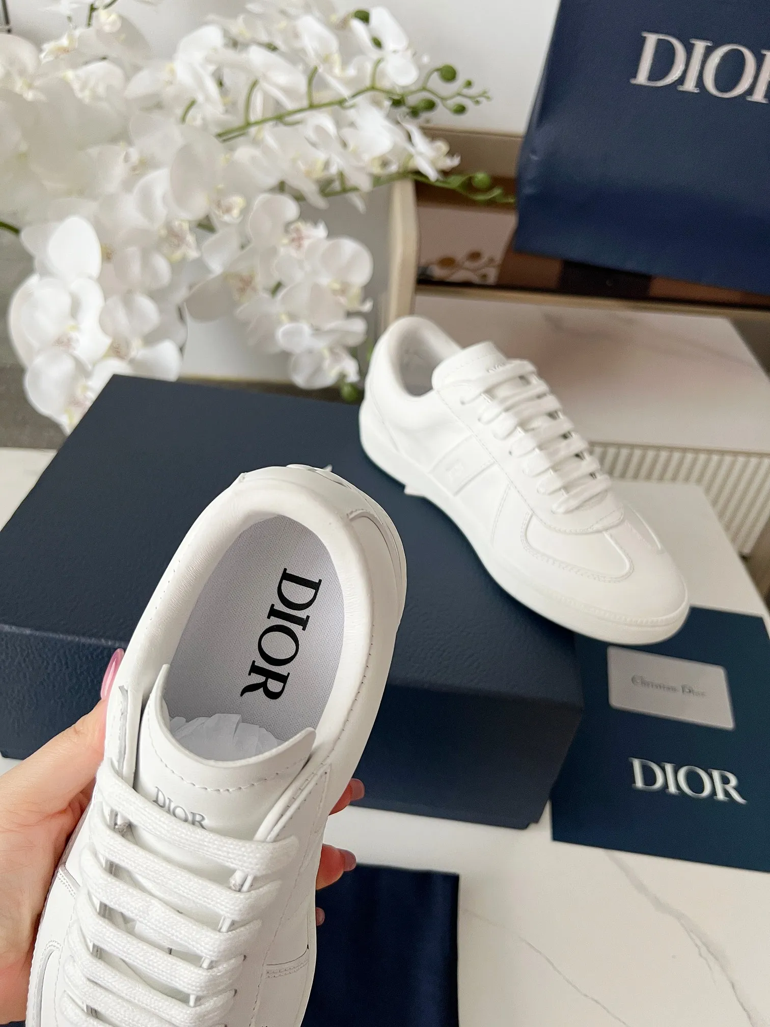 Men's Men's Shoes💰420 [New Style]🍿🍿Dior Dior Size: 38-44 (45 customized) 2025 new Dior B01 top version of moral training shoes! ! ! Made of white and brown first-layer cowhide, paired with white high-mercerized smooth suede, the upper is fully oiled and the original TPU molded outsole. New to the Fall 2025 collection, this sneaker marks the return of Dior’s classic style, reinterpreted in a stylish and elegant silhouette. Crafted from brown and white smooth first-grain cowhide, it's decorated with white high-mercerized cow suede splicing to enhance the style. Lined in tonal silk sheepskin, the shoe is finished with the Dior logo on the tongue and inner sides, and the CD icon on the heel. Paired with amber Tpu non-slip soles, it can be matched with various styles to create a sophisticated look.